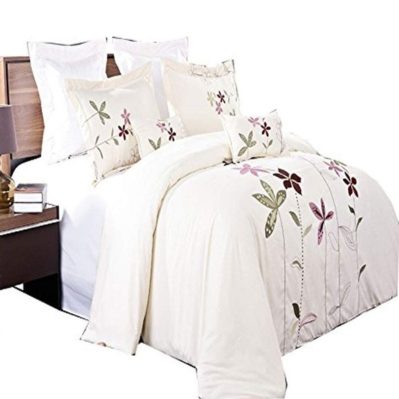 King Duvet with shams and accent pillow - Picture 3 of 5